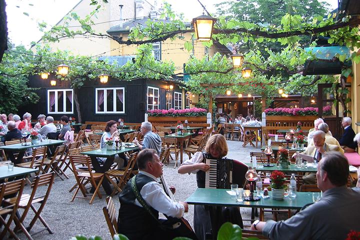 Gastgarten beim Heurigen