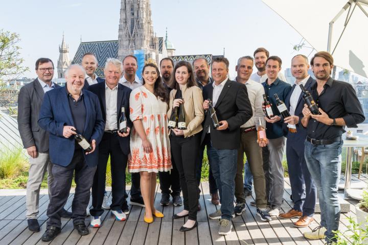 Wiener Landessieger 2022 -  v.l.n.r. Präsident Landesweinbauverband Wien Norbert Walter, Peter Bernreiter, Rainer Christ, Roman Pfaffl, Michael Edlmoser, Weinkönigin Iris-Maria Wolff, Tobias Bernreiter, Julia Kroiss, Karl Lentner, Thomas Podsednik, Wolfgang Hofer, Dominik Lang, Markus Klager, Josef Deutsch, Philipp Schmidt