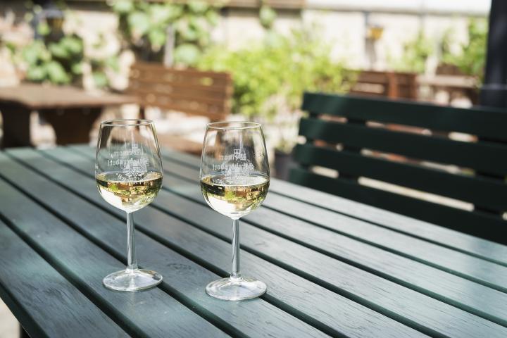Weingläser am Heurigentisch im Freien