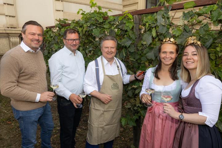 Weinlese am Schwarzenbergplatz mit Gerhard Lobner, Norbert Walter, Michael Ludwig, Anna Langes, Katharina Beranek