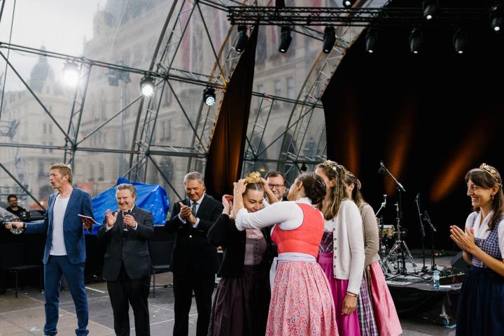 Iris-Maria Wolff (re.) überreicht ihrer Nachfolgerin Katharina Beranek (li.) die Krone als zukünftige Weinkönigin.