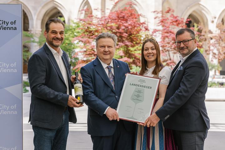 Urkundenübergabe Wiener Weinpreis 2026: Weingut Schwarzböck