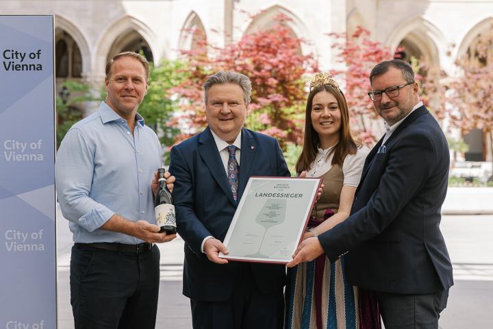Urkundenübergabe Wiener Weinpreis 2026: Weingut Edlmoser