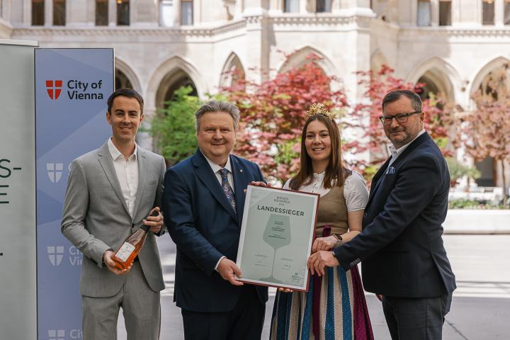 Urkundenübergabe Wiener Weinpreis 2026: Winzerhof Leopold